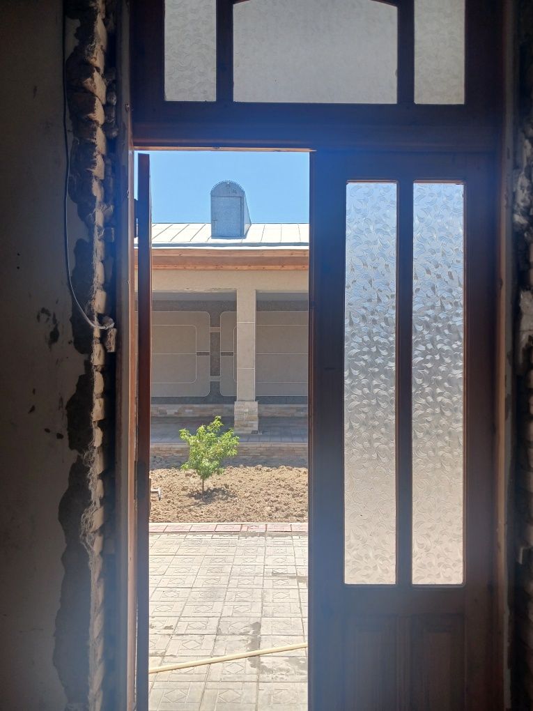 1 eshik va 1 deraza kalitlari bor qulflanadi yaxshi xolatta