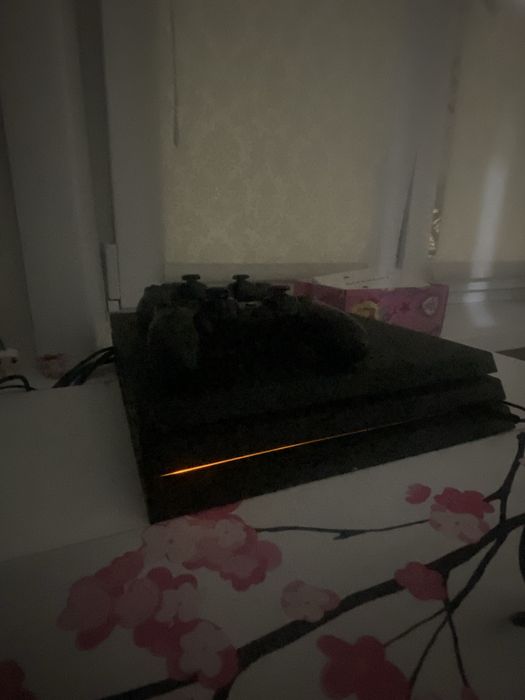 Ps4 pro  с одним джостикам со всеми проводами