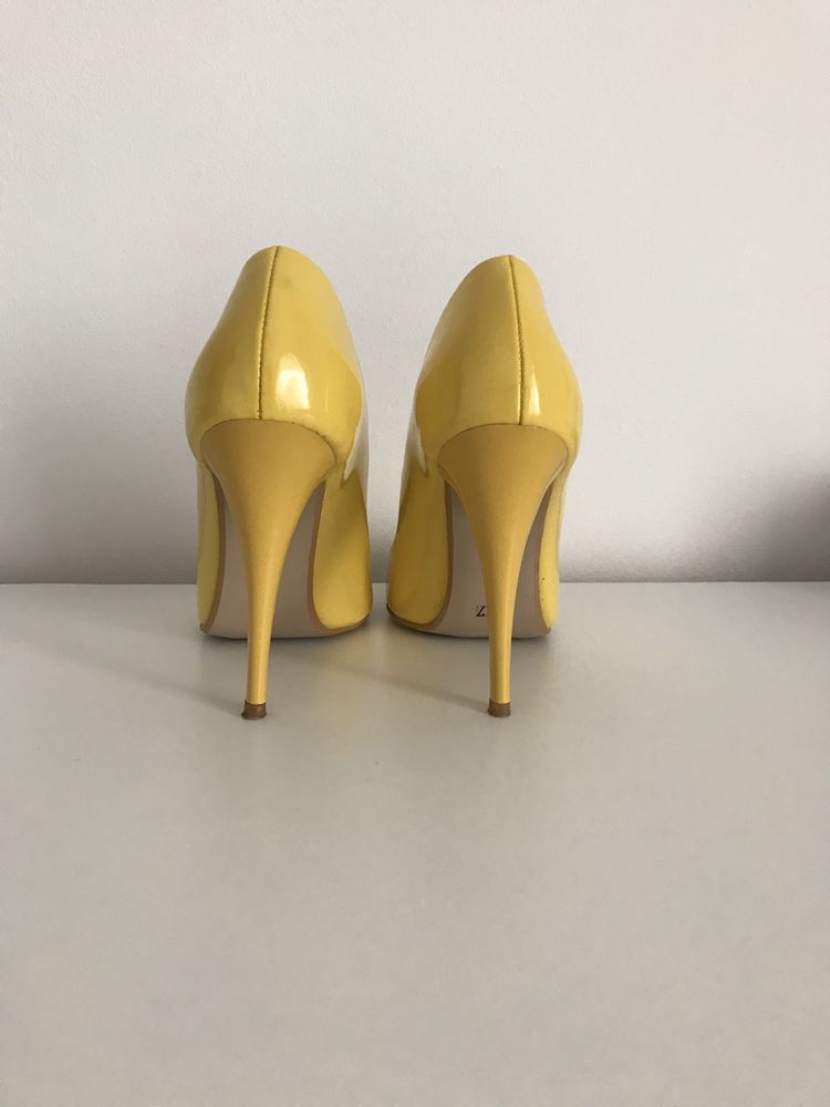 Pantofi stiletto