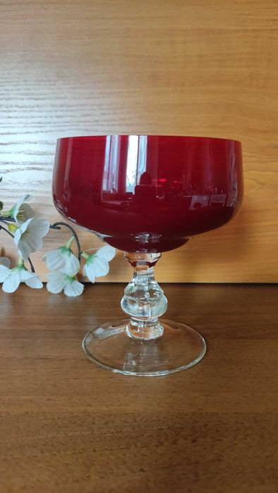 Масивна чаша /купа от рубинен кристал