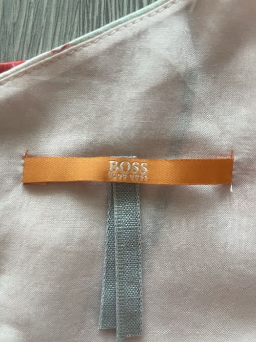 Рокля Boss от коприна и вискоза