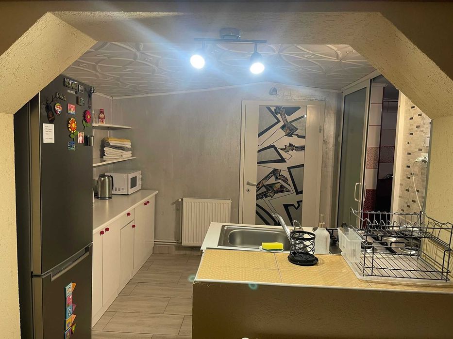 inchiriez apartament intr-o casa cu curte comuna si parcare