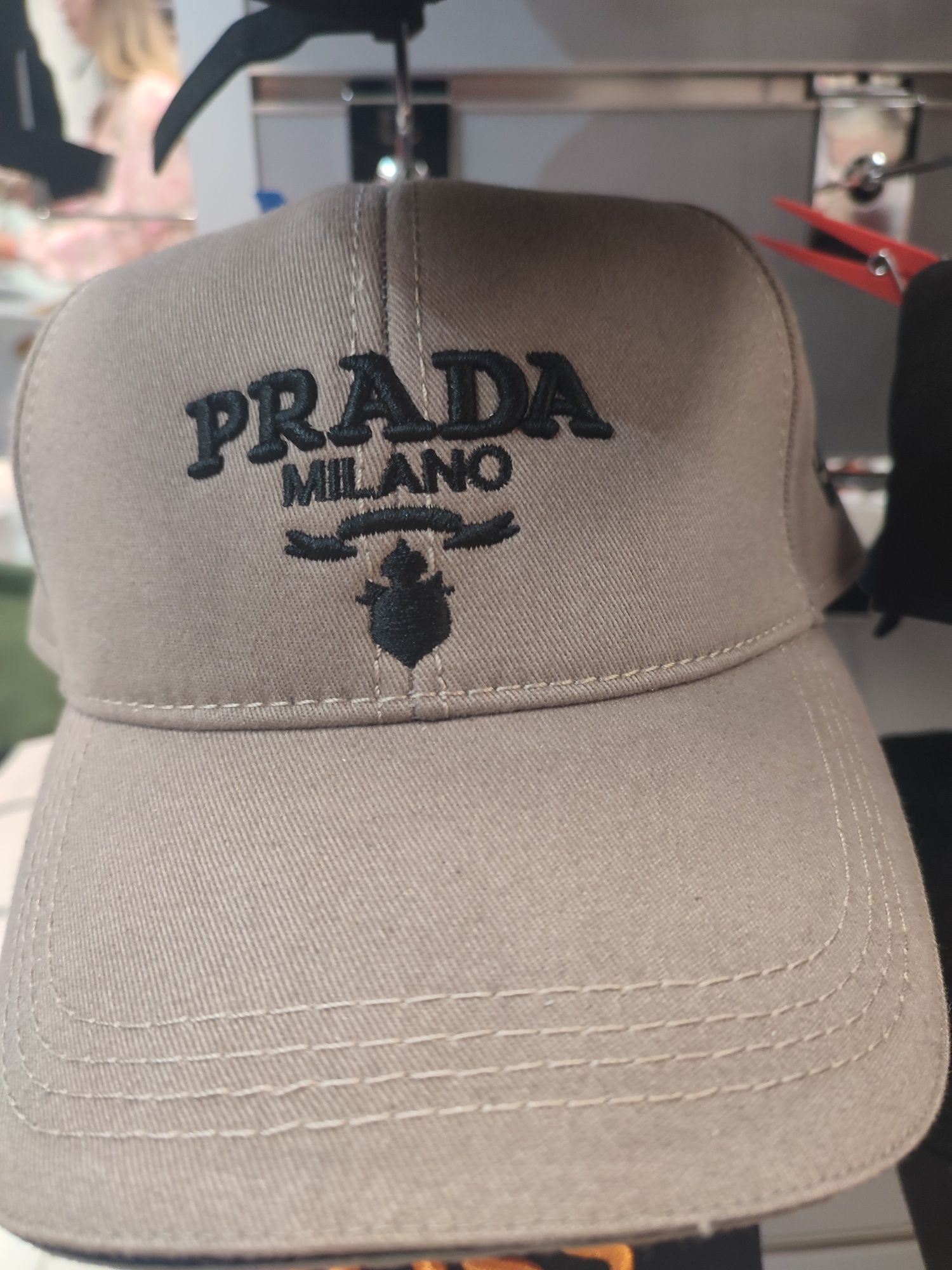 Продавам спортни шапки DSQUARED2, Prada и Gucci