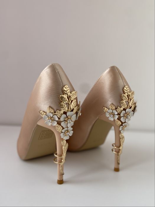 Pantofi stiletto roz champagne cu detalii florale