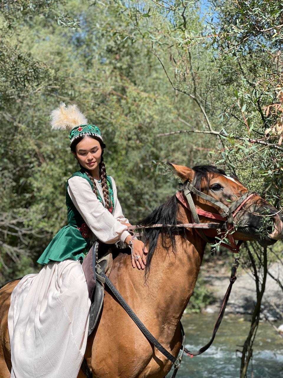 Прокат национальный этно костюм белое платье и зеленый камзол в Алматы