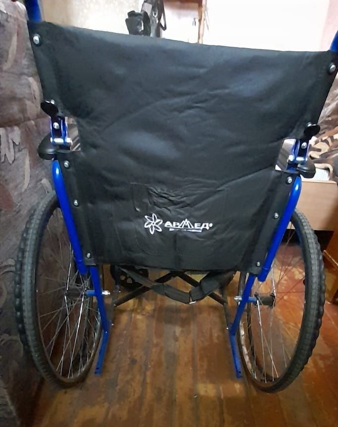 Продам инвалидную коляску ( большого размера)