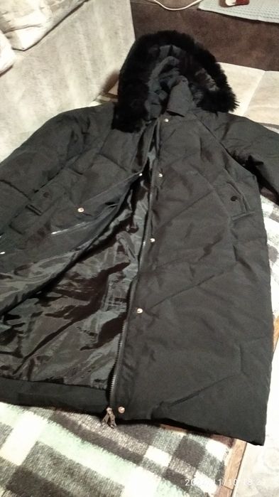 Куртка зимняя,очень теплая,с капюшоном.