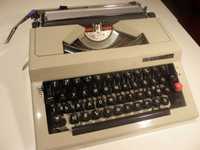 Продавам работеща пишеща машина Марица