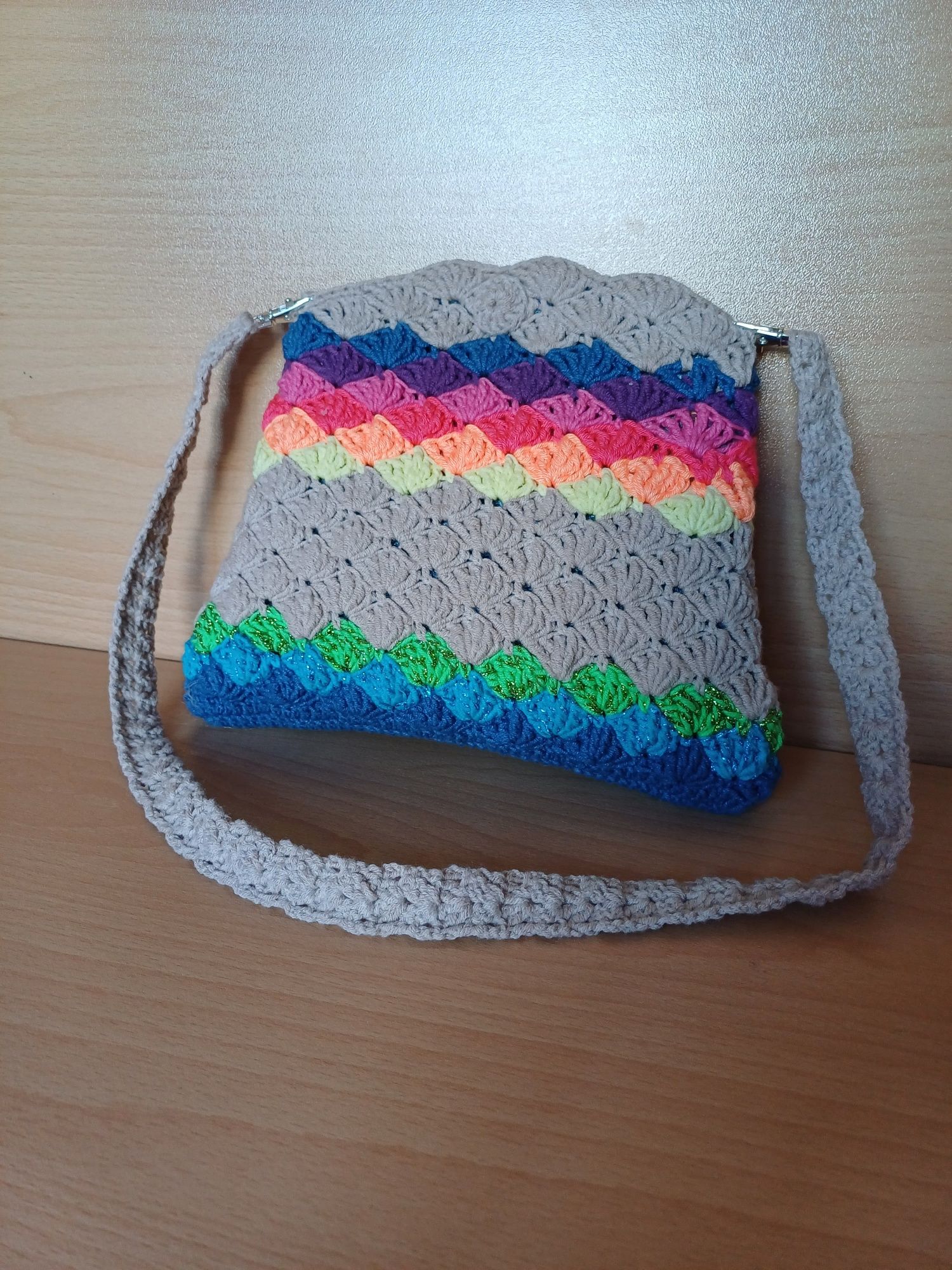 Цветни плетени чанти