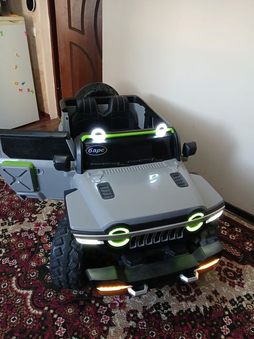 Mashina bolalar uchun, pultli