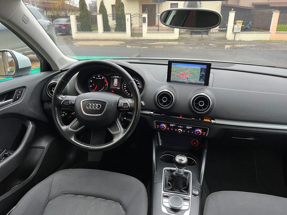 Audi A3 1.4 benzina 125cp ALB PERLAT navigatie mare Impecabilă