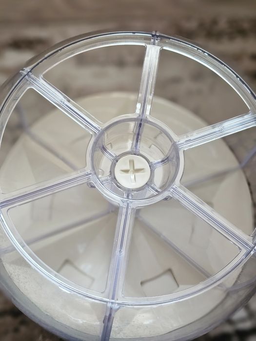 Въртящ се диспенсър с 6 отделения и капацитет за съхранение до 3,5 л