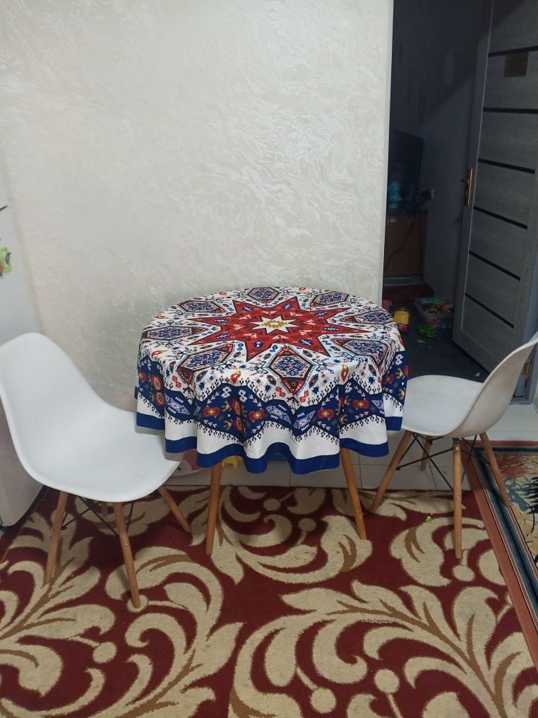 Стол + стулья фирмы Айко бу