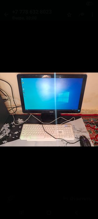 Системный блок с монитором и клавиатурой