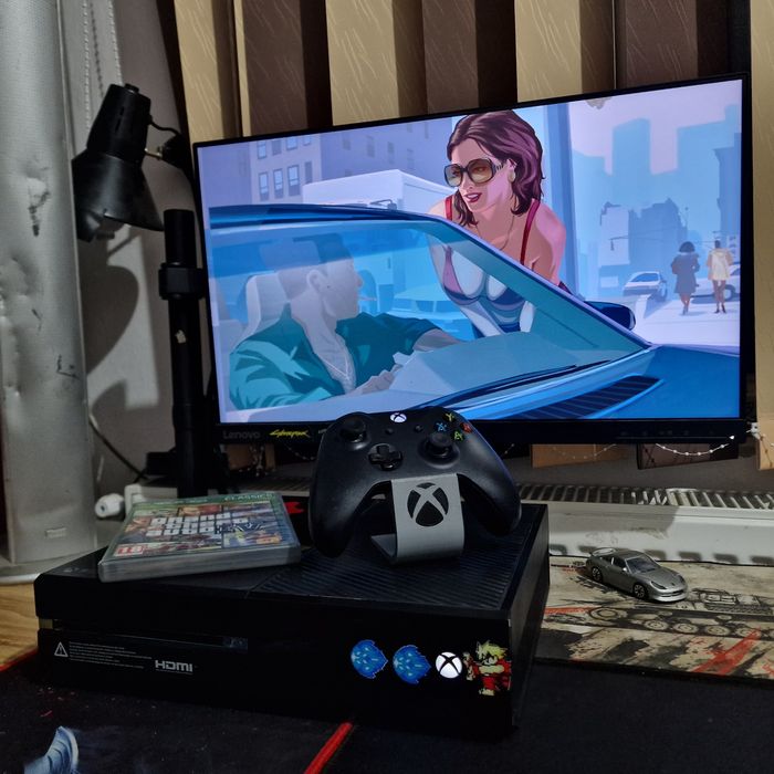 Vand Consola Xbox One 500gb cu un Controller