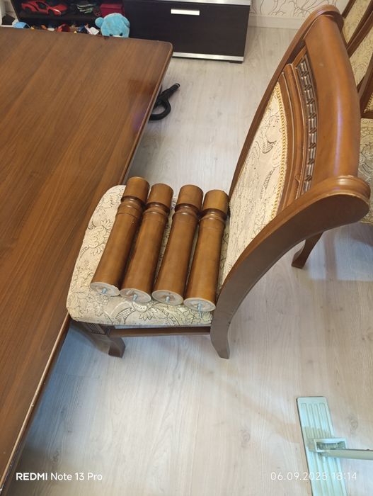 Стол и 8 шт стулья продаются, состояние отличное