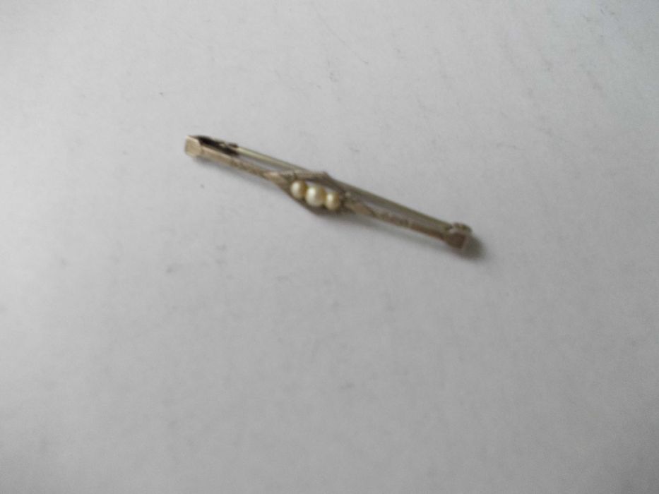 Brosa veche din argint cu 3 perle