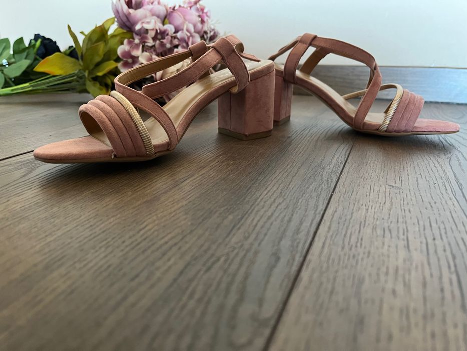 Нежни сандали с нисък ток
