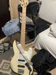 Bass Fender Squier cu 5 corzi + husa, cablu si curea.
