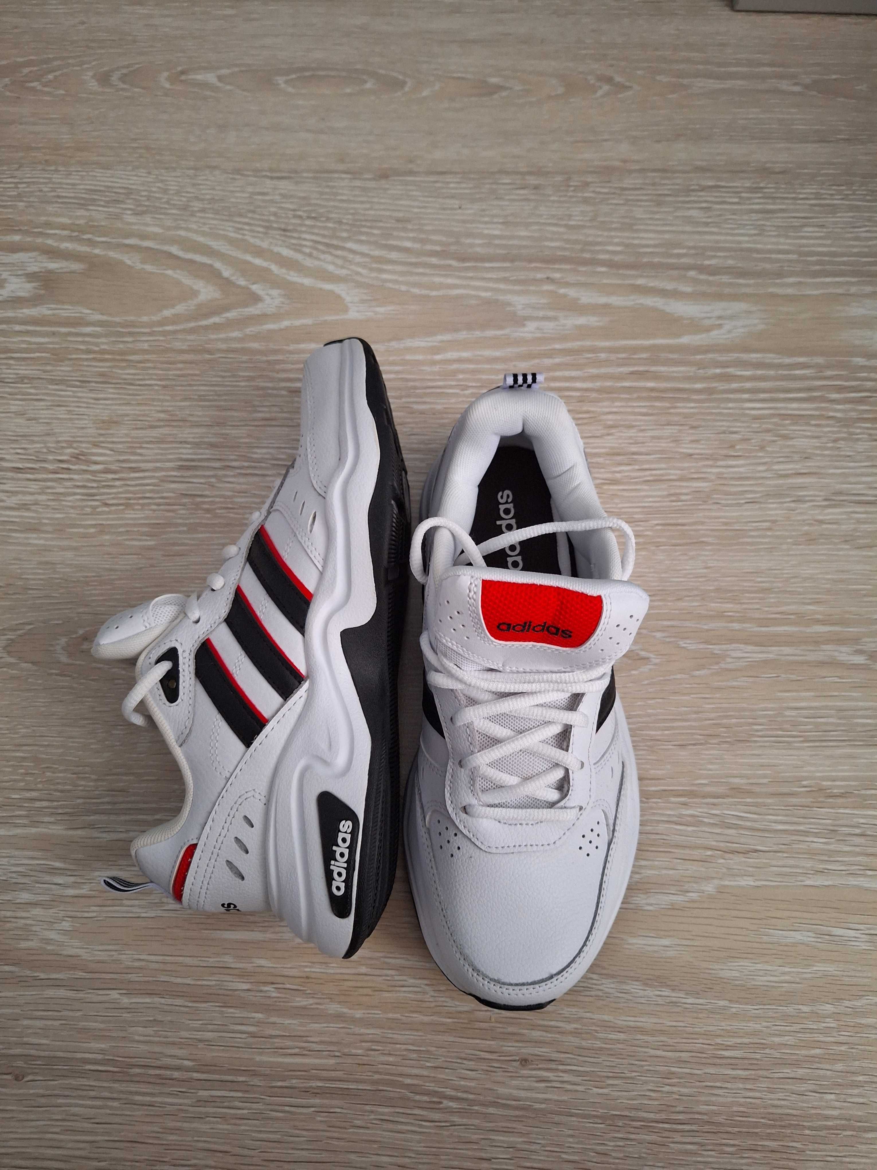 Adidas strutter:бяло и червено