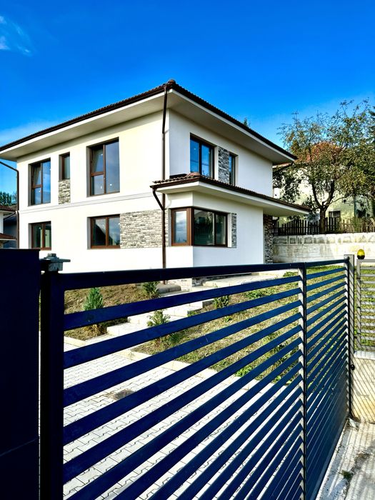 Casa individuala;193 mp desfasurati+ 2 parcari amenajate si curte