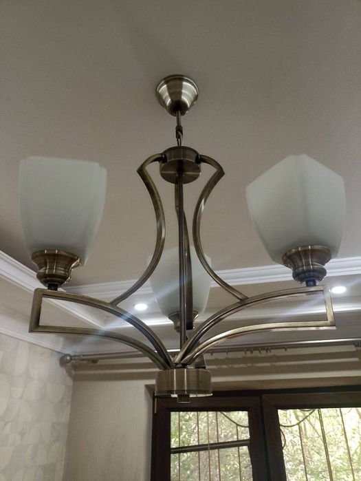 Lustra srochni sotiladi holati yahshi 750.000