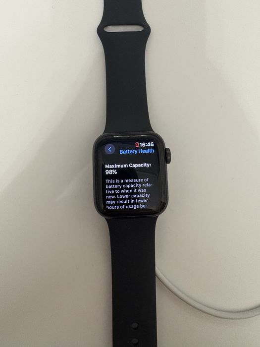 Смарт часовник Apple Watch SE
