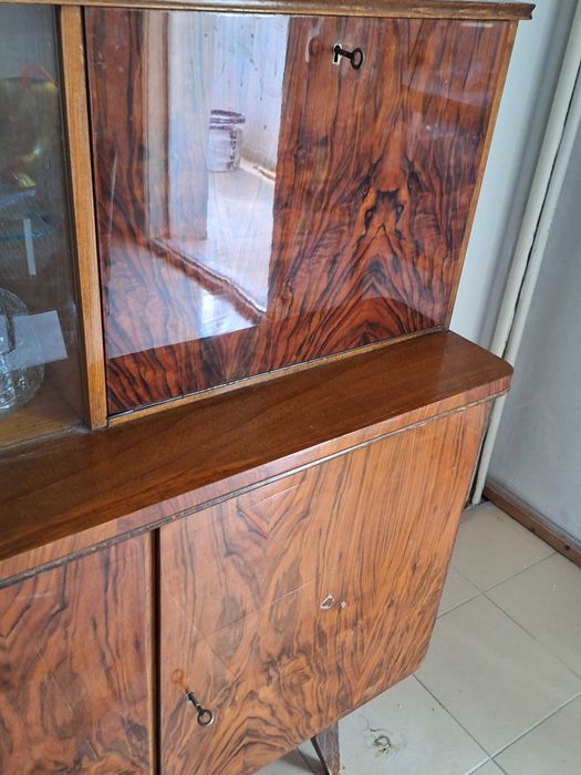 Масивен дървен шкаф бюфетМасивен дървен шкаф бюфет