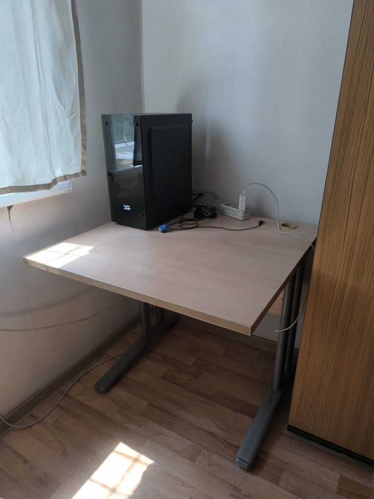 СРОЧНО Продаю деревянный стол