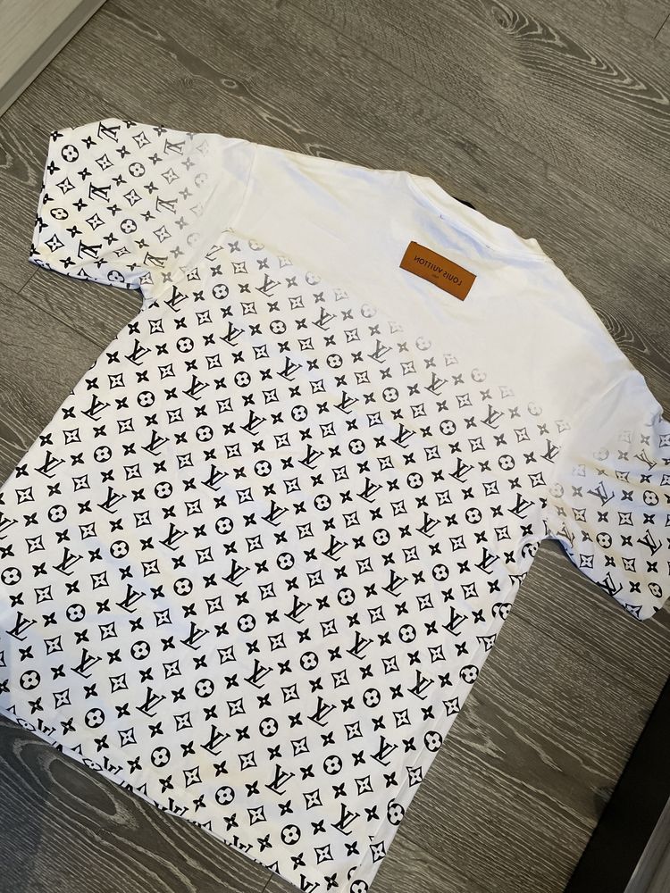 Tricou, Louis Vuitton.