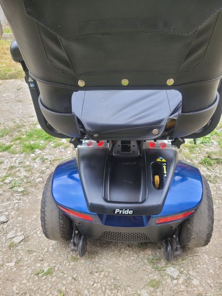 Електрически скутер за трудно подвижни хора и инвалиди