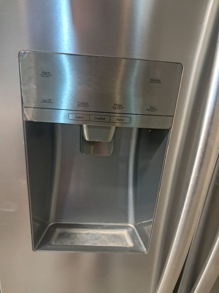 Frigider side by side