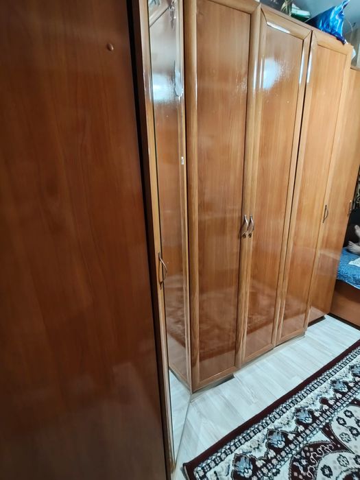 Шкаф угловой в хорошем состоянии