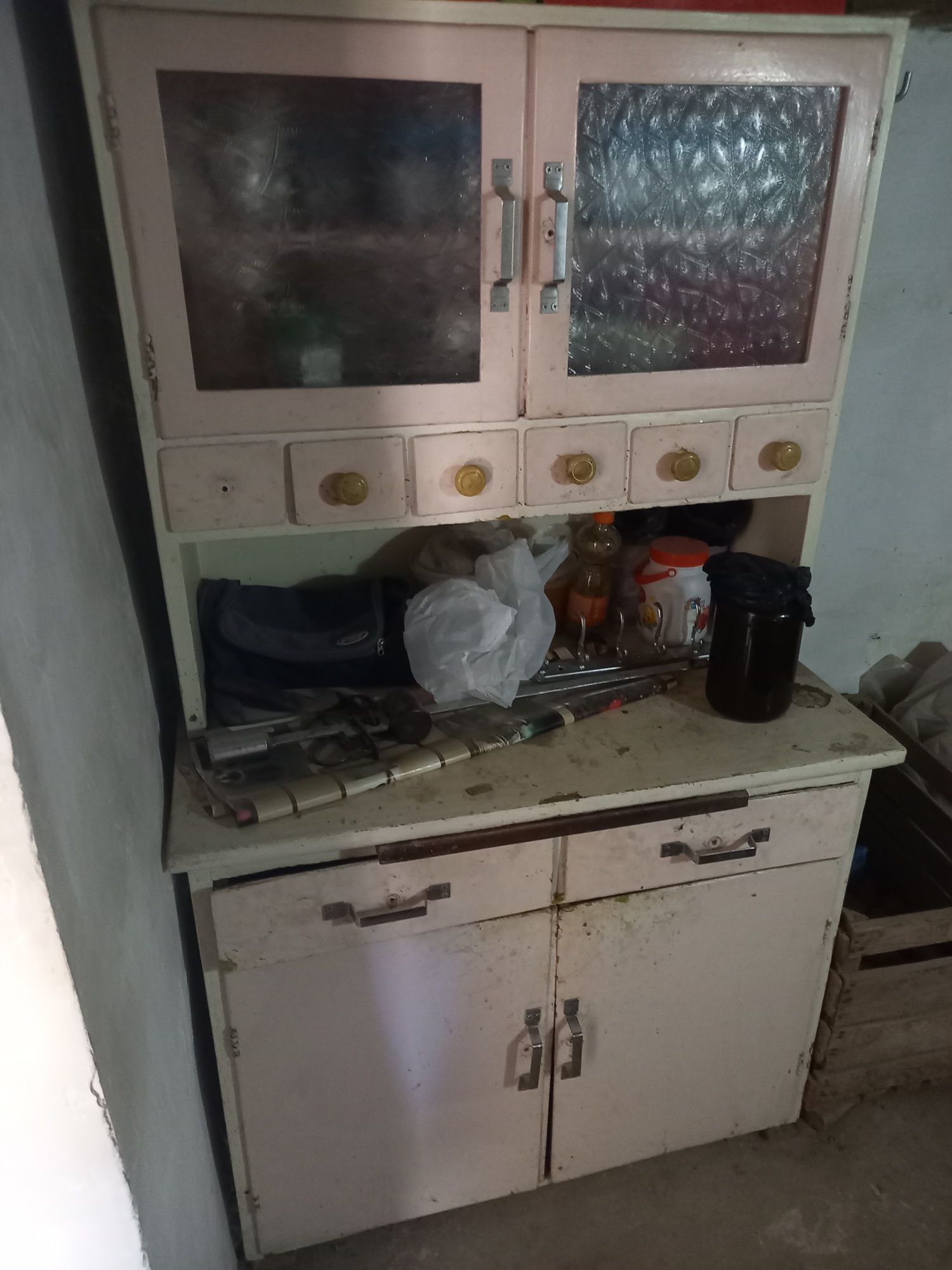 Shkaf sotiladi 3 ta bor