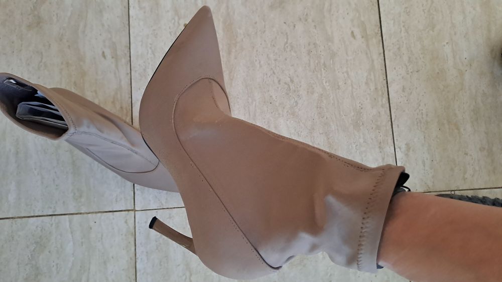 Vând botine superbe Zara nr 39,material elastic în partea de sus !