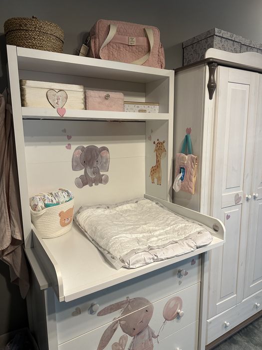 Set mobilier bebeluș – comodă de înfășat + dulap