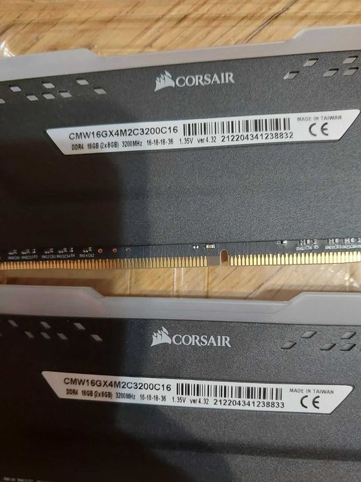 16GB 3200Mhz CL16 - Corsair Vengance RGB PRO