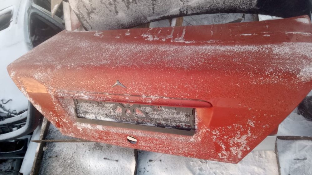 Продам заднюю крышку багажника мерседес 180