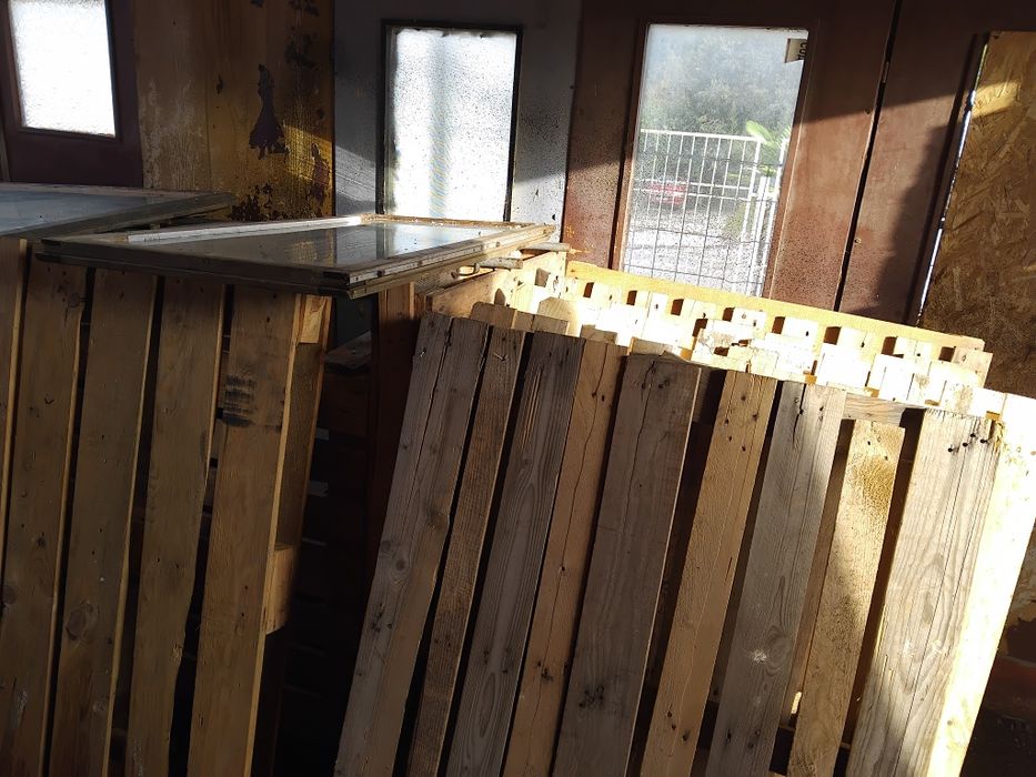 Продавам палети и скари  за товари