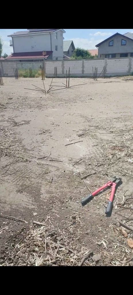 Vind teren în satul costi