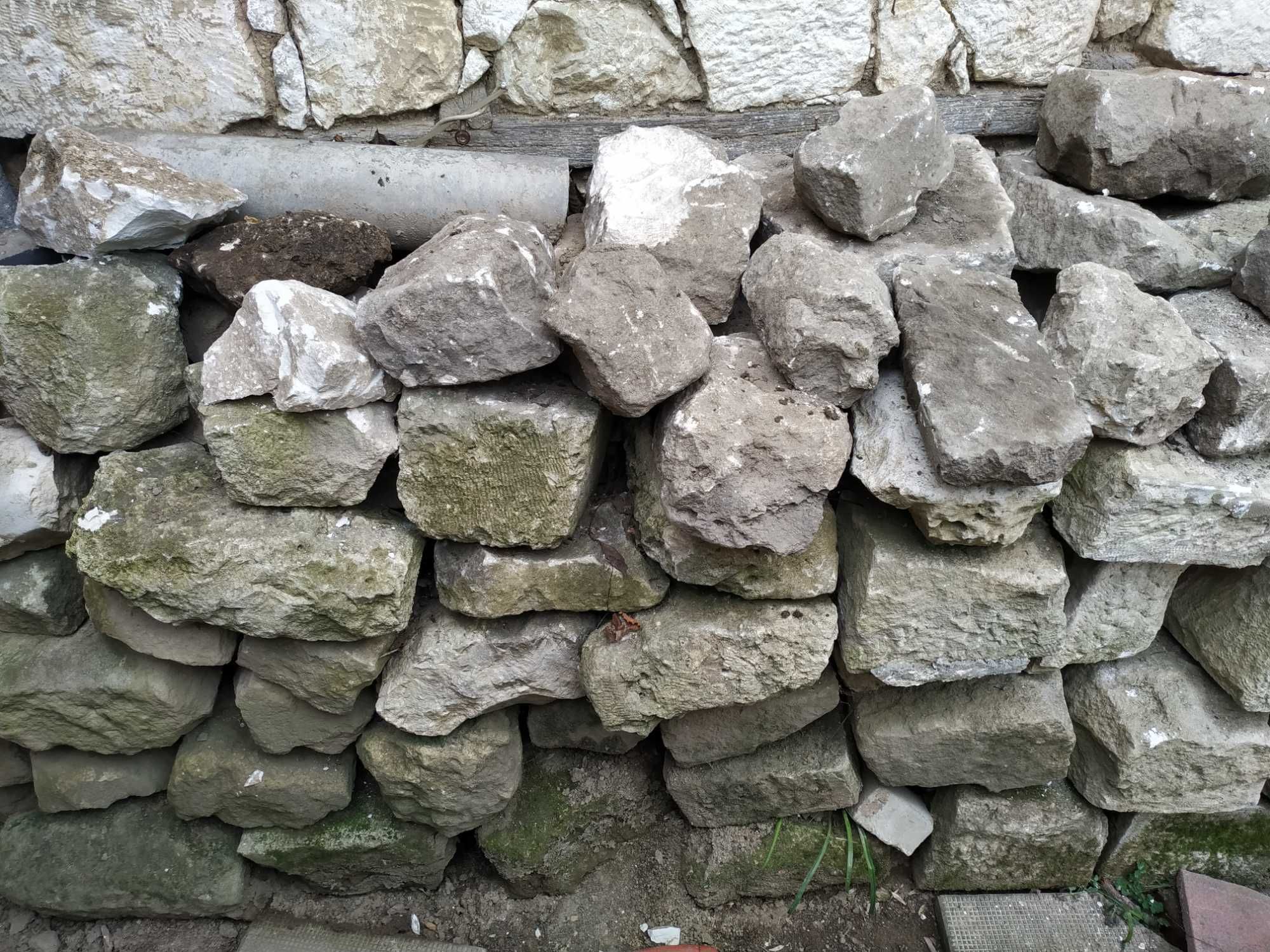 Дялани камъни за ограда или за основи