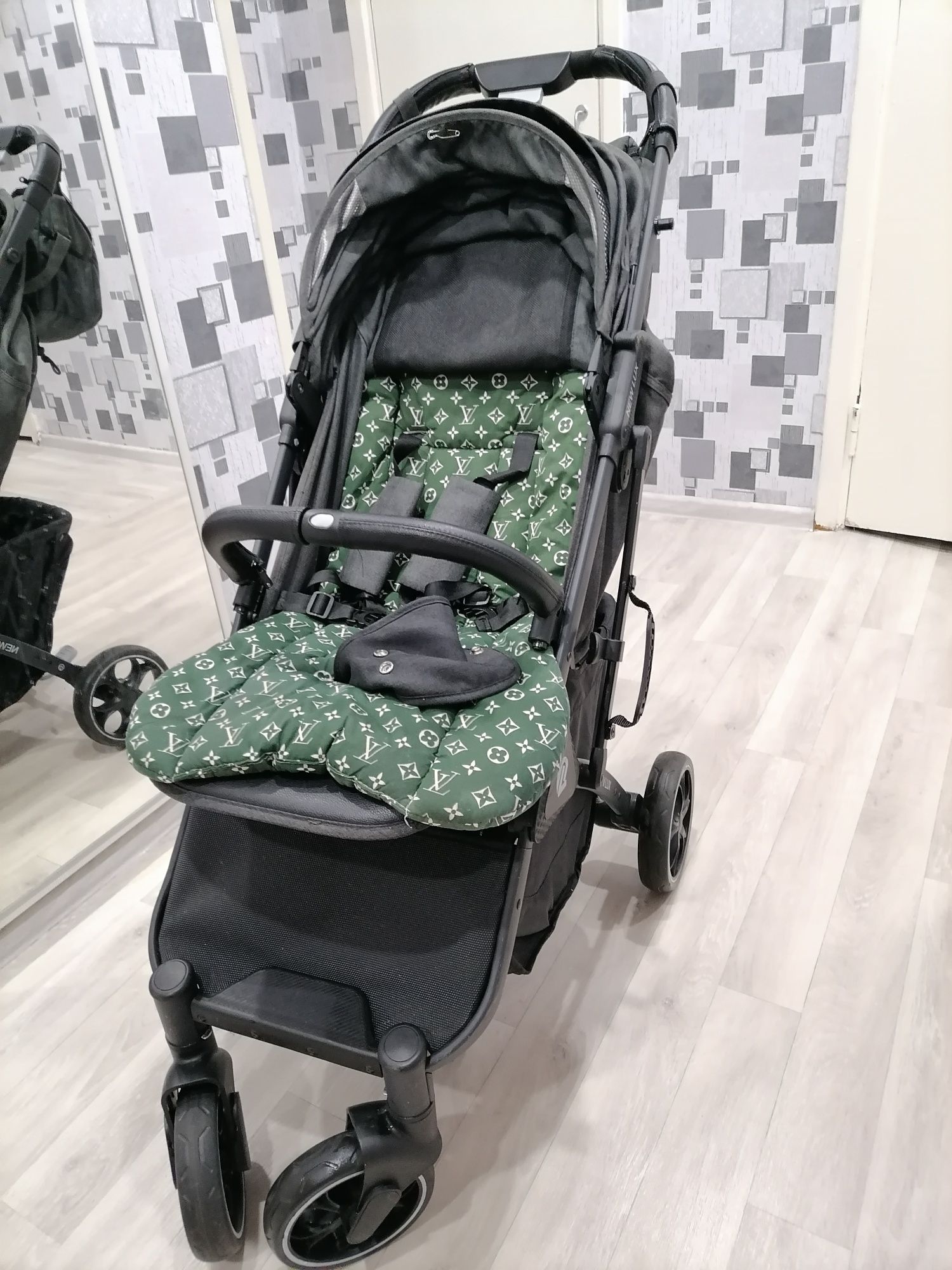 Продам прогулочную коляску