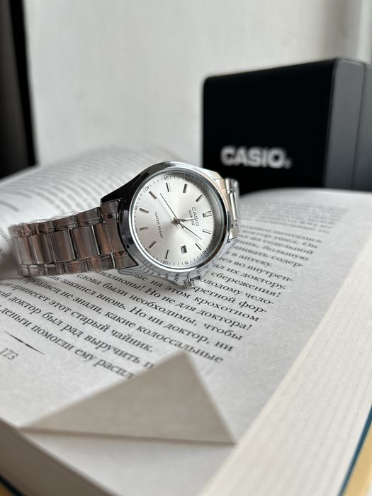 Часы  Casio белые и черный