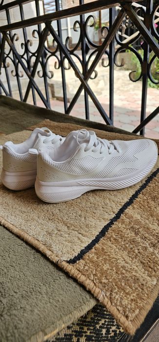 Новые женские кроссовки