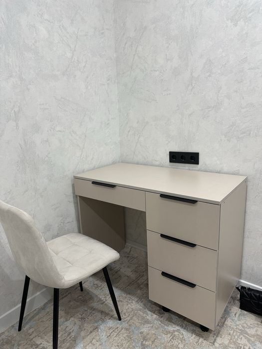 Туалетный и рабочий стол