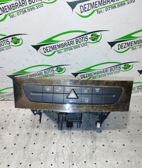 Magazie CD DVD player MP3 Radio Radiocasetofon A211 680 05 52 / A2116