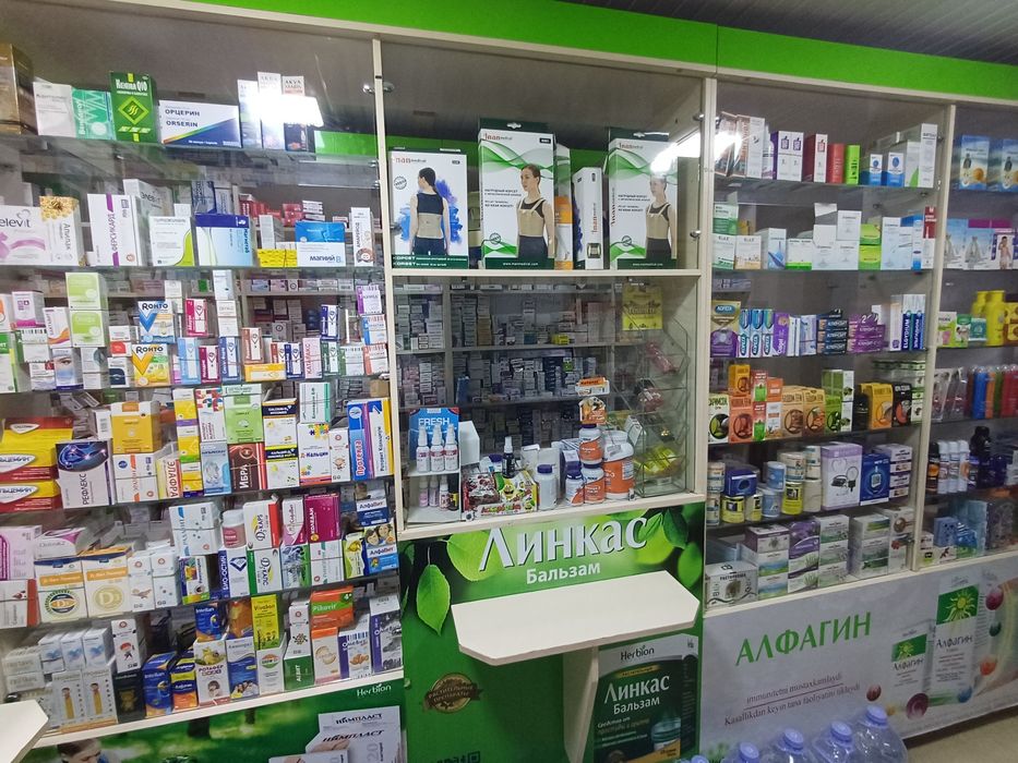 Аптека учун мебель сотилади