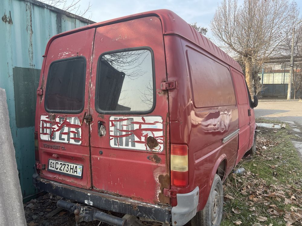 Ford Furgon qizil