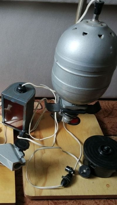 Фотоувеличитель Юность , проявочный бачок.