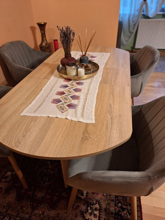 Vand masa pliabila cu 4 scaune,ca noi